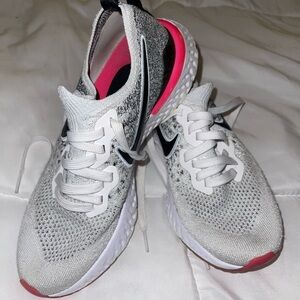 Nike Womens Epic React FlyKnit 2